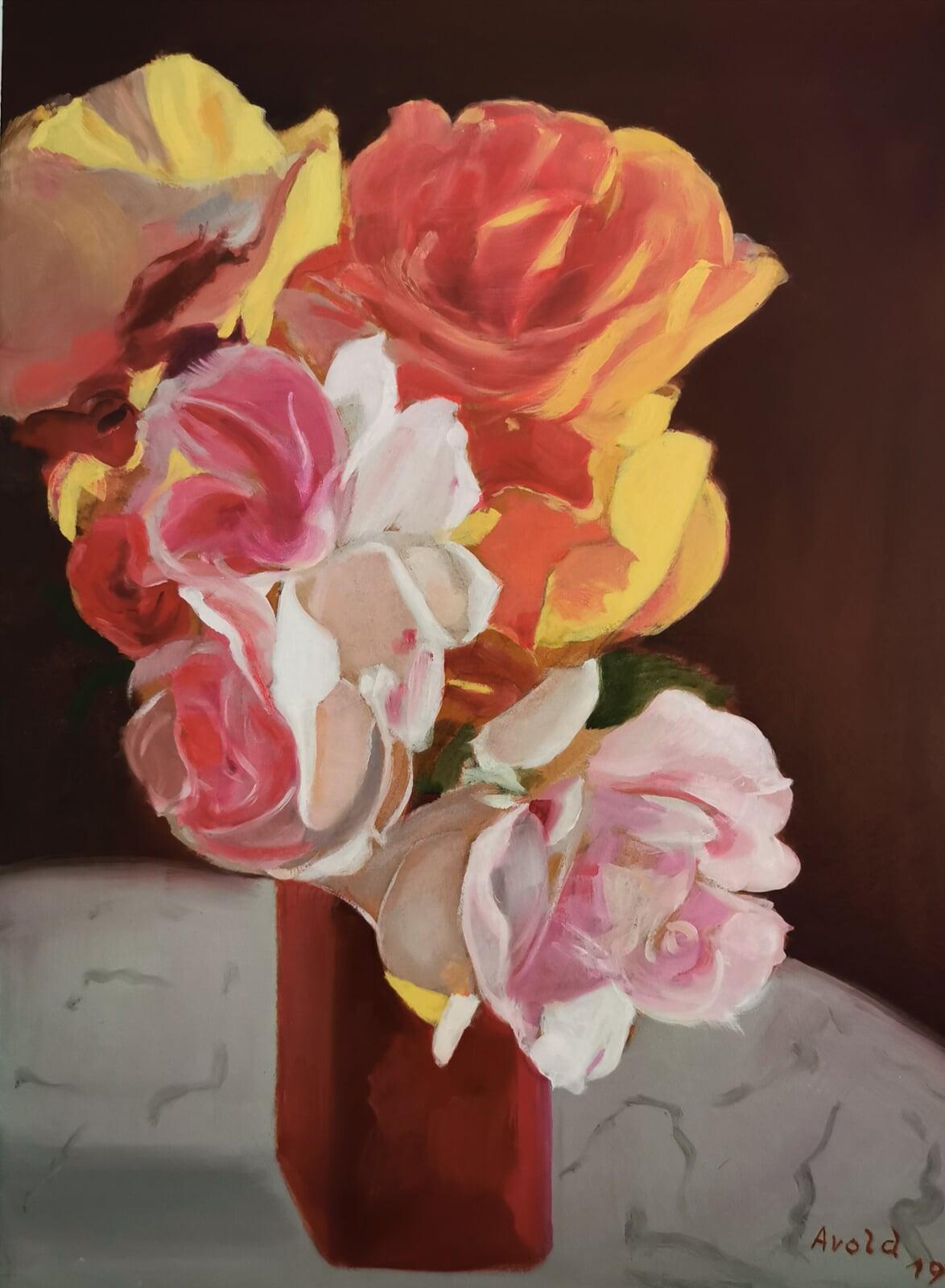 Rosa und aprikofarbene Rosen in roter Vase