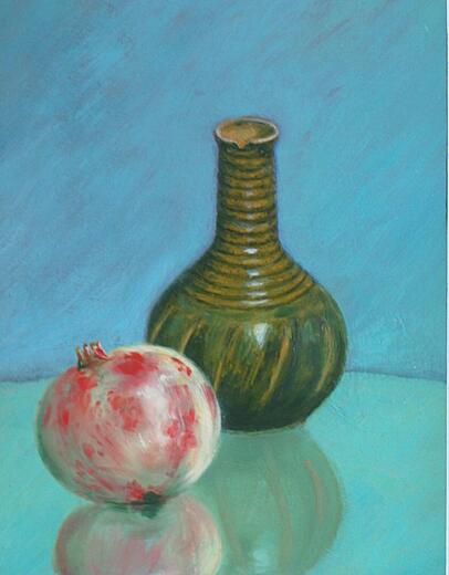Granatapfel an gruener Vase