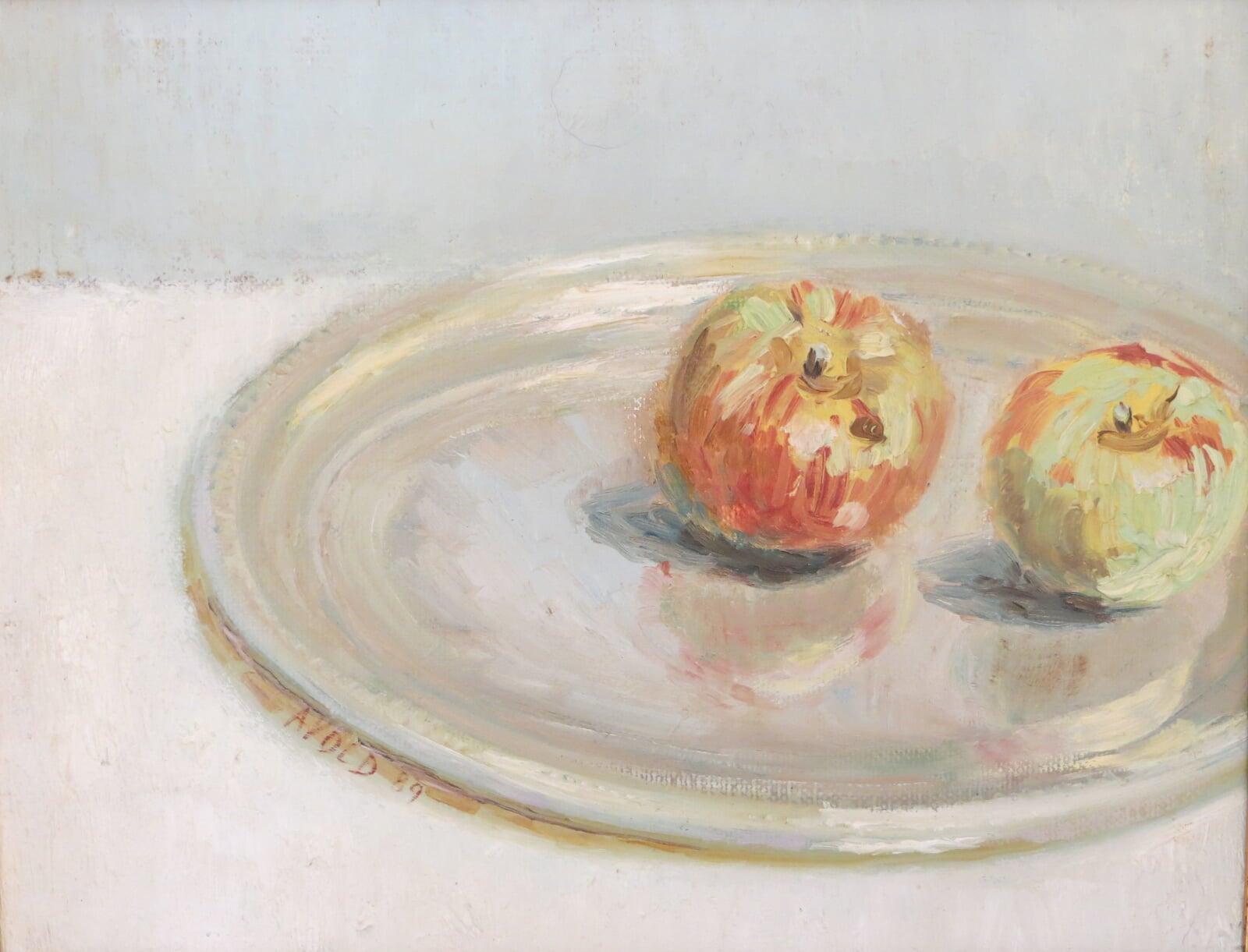 Apfel auf Silberschale