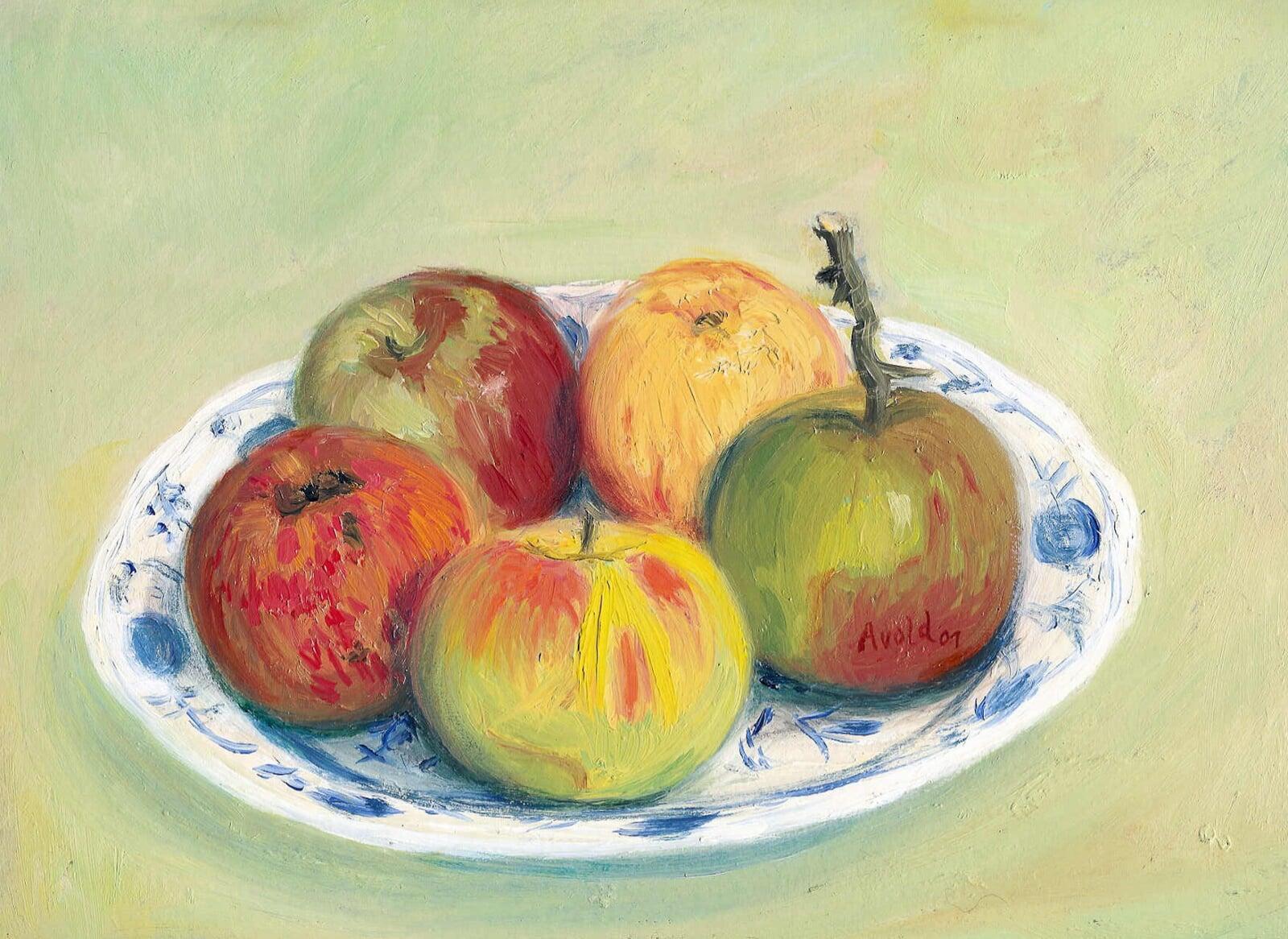 Apfel auf blauer Schale