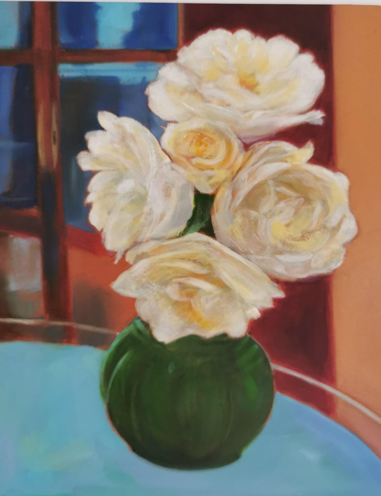 gelbe Rosen in gruener Vase