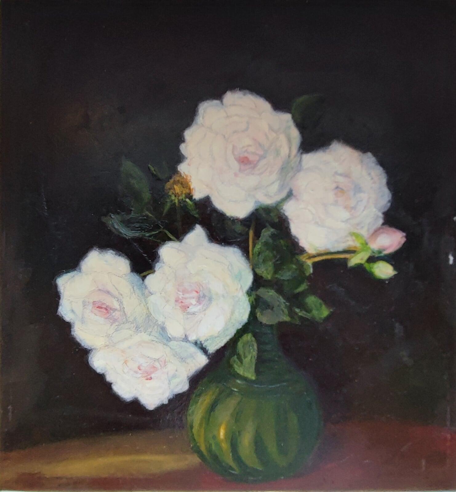 weisse Rosen in gruener Vase